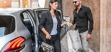 La borsa di Hermes della Raggi, il marito: «È una fake news, l'ha 